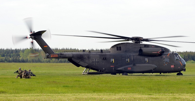 Diese deutsche CH-53 wurde 2015 bei einer Vorführung in Rostock-Laage aufgenommen. Hubschrauber dieses Typs fliegen seit 1972 in der Bundeswehr. (#02)