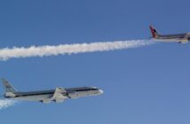Die DC-8 der NASA (hinten) im Formationsflug mit dem Airbus A320 des DLR.