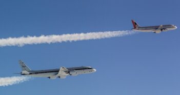 Die DC-8 der NASA (hinten) im Formationsflug mit dem Airbus A320 des DLR.