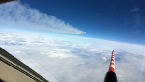 Messungen im Abgasstrahl der A320, hier aufgenommen aus dem Cockpit der Falcon 20 D-CMET des DLR. (#06)