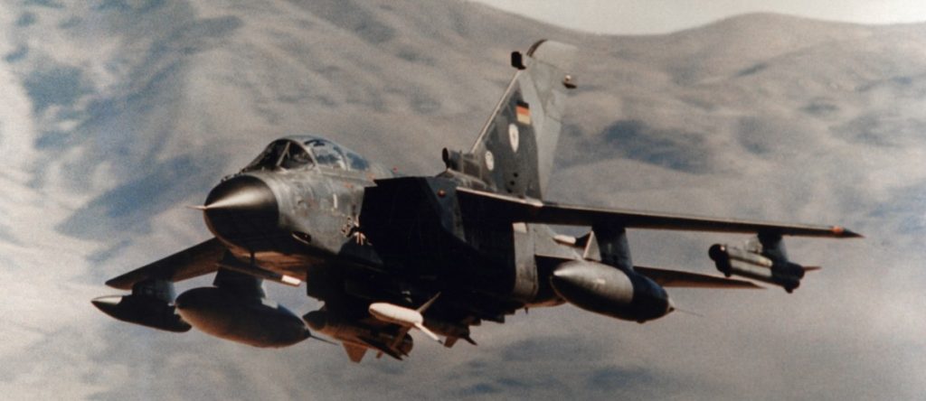 Als die deutsche Marine noch Jet-Kampfflugzeuge hatte: Aufgenommen in den frühen 2000ern, fliegt hier ein MRCA „Tornado“ des 2005 aufgelösten Marinefliegergeschwaders (MFG) 2 vorbei. Unter dem Rumpf ist die Maschine mit einem Seezielflugkörper Typ „Kormoran“ (links) und einer AGM-88 HARM-Antiradar-Lenkwaffe bewaffnet. Mit der AGM-88 wurden die Flugabwehrradars des gegnerischen Kriegsschiffes ausgeschaltet, bevor die „Kormoran“ zum Einsatz kam. (#8)