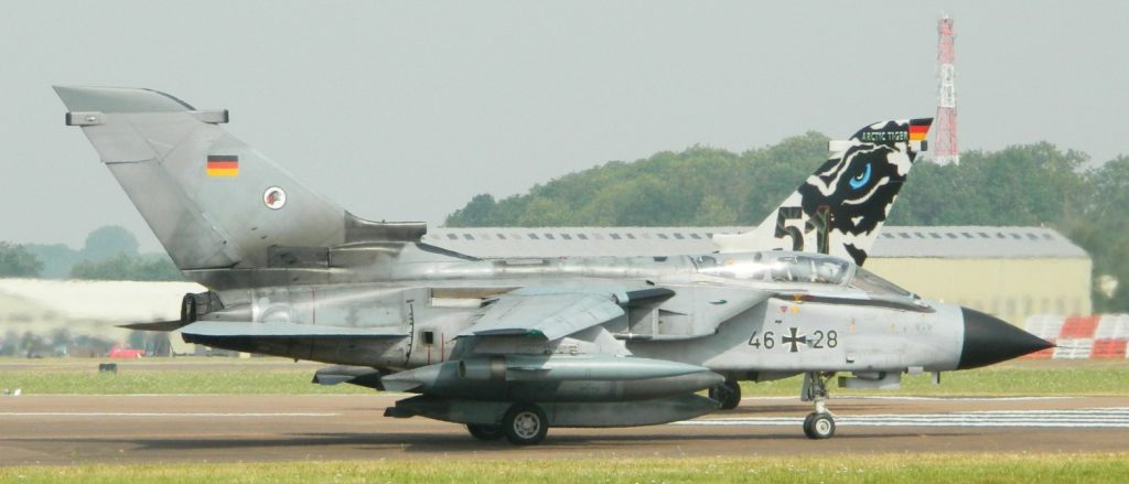 Zwei MRCA „Tornados“ des „Immelmann“-Geschwaders rollen am 22. Juli 2013 auf der Flugschau im britischen Fairford zum Start. Die Maschine im Vordergrund ist ein ECR-Tornado. (#7)