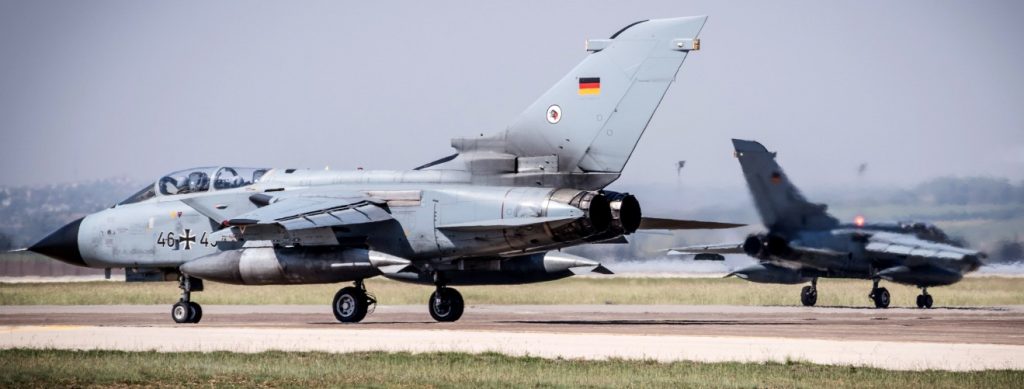 Zwei MRCA „Tornados“, die im Rahmen von Operation Counter DAESH im türkischen Incirlik stationiert sind, rollen zum Start. Im Vordergrund eine ECR-Maschine zur elektronischen Kriegsführung. (#5)