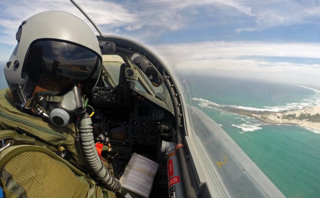 Ein Pilot des Taktischen Luftwaffengeschwaders 33 aus Büchel überfliegt in einem Kampfjet vom Typ Tornado IDS ASSTA 3.0 die Küste Südafrikas, am 15.03.2017. (#2)