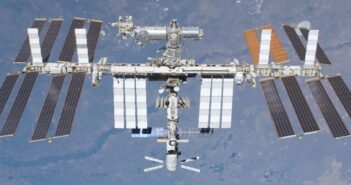 Die Internationale Raumstation ISS ist ein Gemeinschaftsprojekt zahlreicher Industrieländer. Für die nächsten sechs Monate wird Alexander Gerst ihr Kommandant sein. Zur Zeit sind neben Gerst fünf andere Astronauten aus den USA und Russland an Bord.