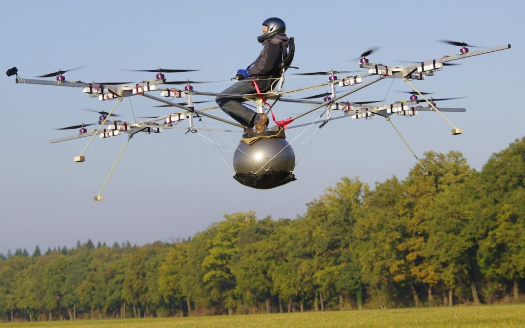 Am 21. Oktober 2011 gelang Thomas Senkel vom Team e-volo der weltweit erste bemannte Flug mit einem elektrisch angetriebenen Multicopter. (#1)