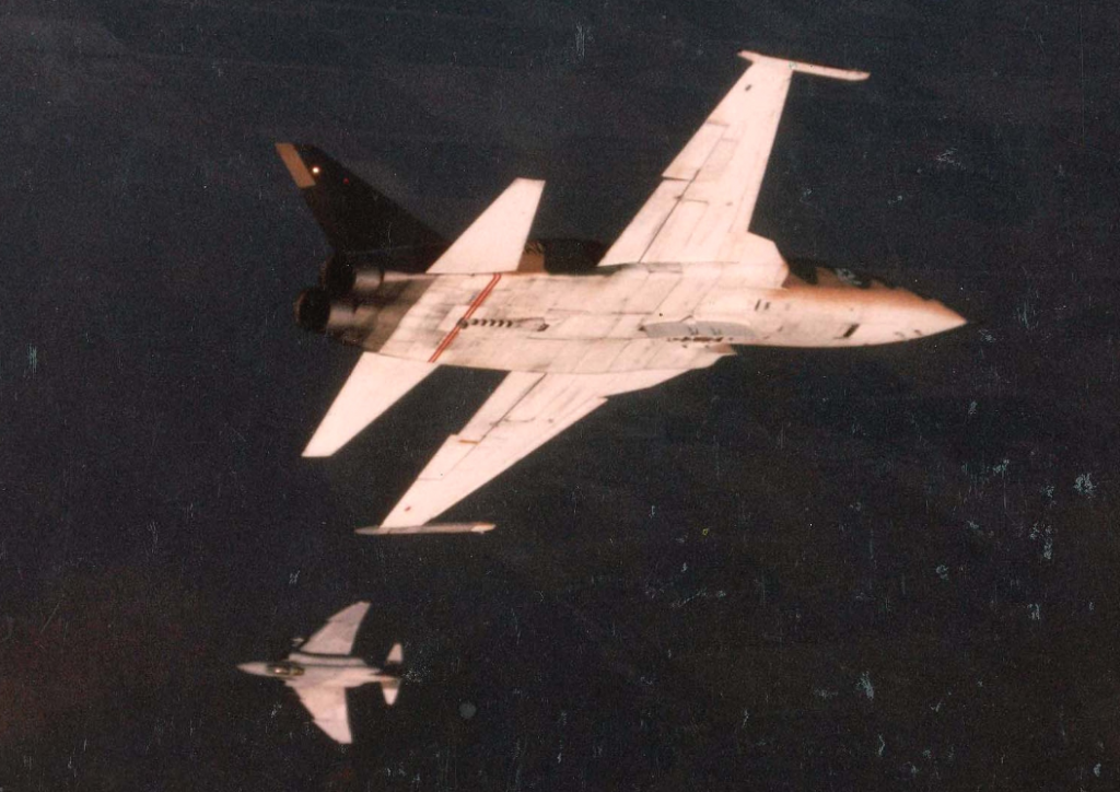 Eine F-5E (vorne) und eine McDonnell Douglas F-4S beim simulierten Luftkampf im Jahre 1982. Die F-4S war eine modernisierte Version der F-4J. Beide wurden durch die F-14 ersetzt. (#5)