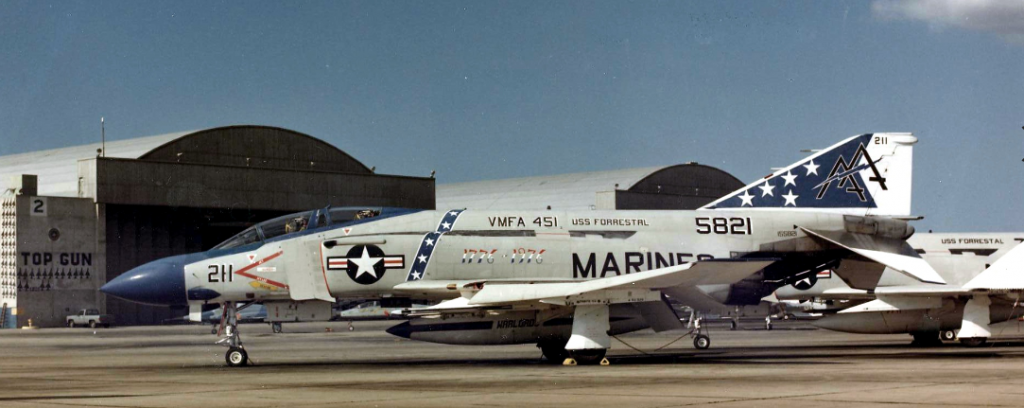 Dieses Foto von 1976 zeigt eine Mc Donnell Douglas F-4J „Phantom II“ einer Jagdbomberstaffel  des U.S. Marine Corps vor den „Top Gun“-Hangars in Miramar. (#4)