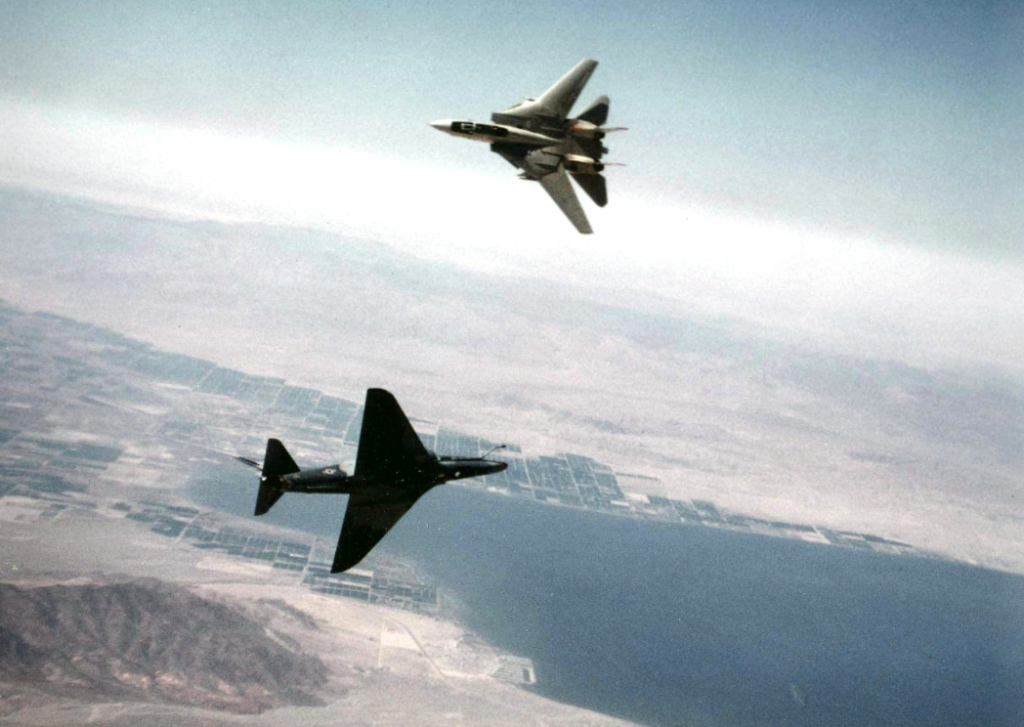 Auf diesem Bild von 1982 duellieren sich eine 'adversary'-Maschine vom Typ Douglas A-4F „Skyhawk“ und eine Grumman F-14A „Tomcat“. Im Hintergrund die Salton Sea, ein Salzsee in Kalifornien. (#7)