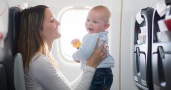 Fliegen mit Baby: Wie alt muss das Baby sein?