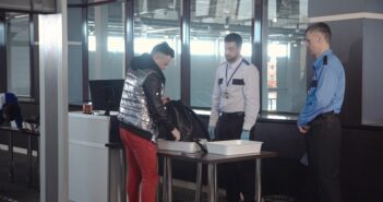 Sicherheit am Flughafen: Dank Sachkundeprüfung und 34a-Schein in der Security arbeiten ( Foto: Shutterstock- FrameStockFootages)