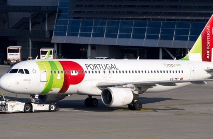 TAP Air Portugal erneut als beste Fluggesellschaft für Südamerika und Afrika (Foto: AdobeStock - Michael Derrer Fuchs 482881661_Editorial_Use_Only)