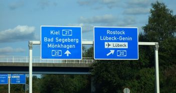 Neue Energieversorgung am Flughafen Lübeck mit 1,6 MW Gesamtleistung Flughafen Lübeck modernisiert Energieversorgung für höhere (Foto: AdobeStock - Elke Hötzel 457019949)