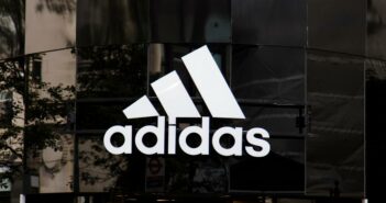 Das ikonische adidas-Logo symbolisiert Innovation und Tradition in der Sportwelt (Foto: AdobeStock 283043772 ink drop)