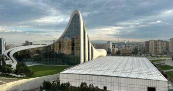 Revolution- und Kubo-Zelte glänzen mit 7800m² flexiblen Kongressräumen (Foto: Losberger De Boer)